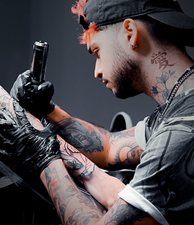 Ink Yeik, tatuador del estudio de tatuajes BLACK HARU Tattoo Society recomienda Inkoru como herramienta para gestionar estudios de tatuaje